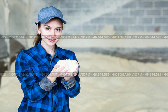 Portrait of woman farmer with handful of fodder. Стоковое фото, фотограф Яков Филимонов / Фотобанк Лори