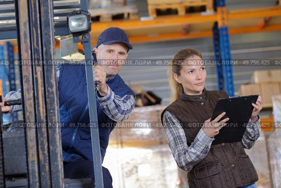 portrait of workers in the warehouse. Стоковое фото, агентство Ingram Publishing / Фотобанк Лори