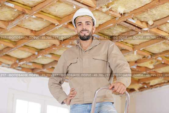 portrait of workman on stepladder. Стоковое фото, агентство Ingram Publishing / Фотобанк Лори