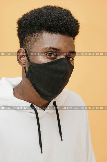 portrait stylish man wearing face mask 2. Стоковое фото, агентство Ingram Publishing / Фотобанк Лори