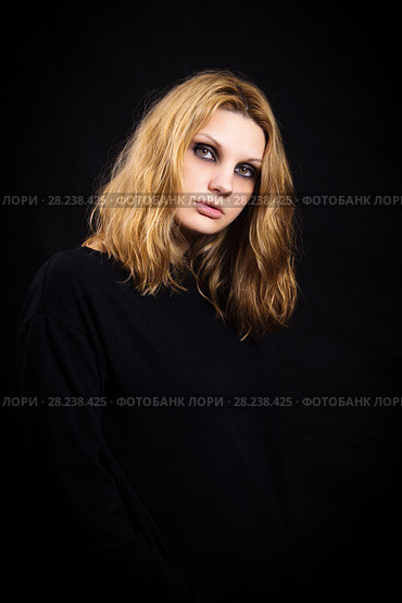 Портрет девушки на черном фоне с ярким макияжем. Стоковое фото, фотограф Иванов Алексей / Фотобанк Лори