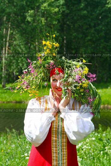 Портрет девушки в венке из полевых цветов на празднике Троица (2009 год). Редакционное фото, фотограф ElenArt / Фотобанк Лори