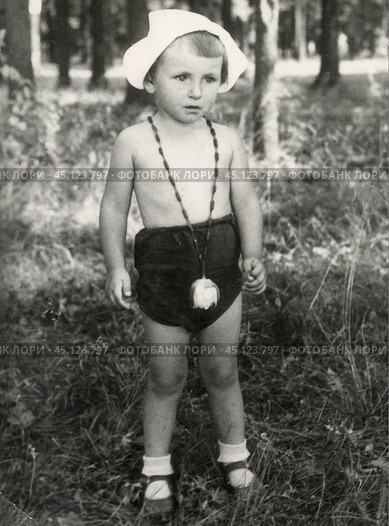 Портрет маленького мальчика в шортах и панаме на природе в 1950-е годы. Стоковое фото, фотограф Retro / Фотобанк Лори
