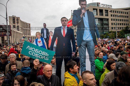 Портреты опозиционных лидеров, задержанных полицией до начала митинга, во время акции оппозиции в поддержку независимых кандидатов в депутаты Мосгордумы на проспекте Сахарова города Москвы, Россия, 10 августа 2019. Редакционное фото, фотограф Николай Винокуров / Фотобанк Лори