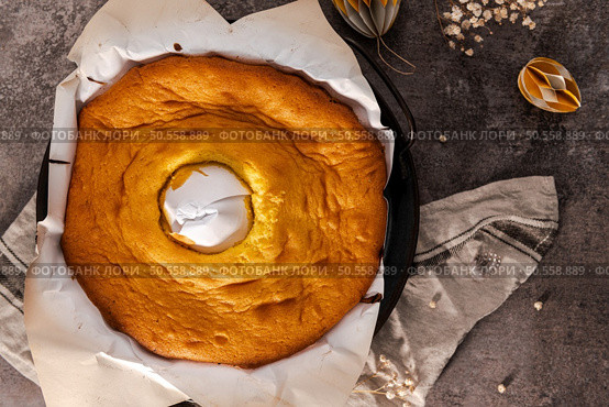 Portuguese sponge cake wrapped in the typical paper used on the baking. Стоковое фото, агентство Ingram Publishing / Фотобанк Лори