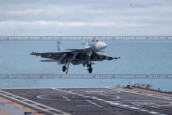 Посадка палубного истребителя Су-33 на аэрофинишеры посадочной палубы тяжёлого авианесущего крейсера "Адмирал флота Советского Союза Кузнецов" (2016 год). Редакционное фото, фотограф Михеев Алексей / Фотобанк Лори