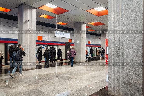 Посадка пассажиров на станции "Новаторская" Московского метрополитена Троицкой линии. Редакционное фото, фотограф Алёшина Оксана / Фотобанк Лори