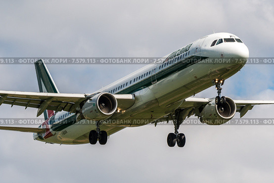 Посадка самолета авиакомпании Alitalia (2015 год). Редакционное фото, фотограф Антон Афанасьев / Фотобанк Лори
