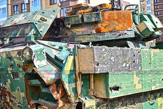 Посеченная осколками американская БМП W2A2 «BRADLEY». Гусеничная бронированная машина армии США. Передвижная выставка трофейной техники НАТО "Сила v правде- гордость и победа" (2024 год). Стоковое фото, фотограф Александр Тараканов / Фотобанк Лори