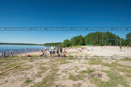 Поселок Салым . Пляж на озере Сырковый Сор (2018 год). Стоковое фото, фотограф Александр Циликин / Фотобанк Лори