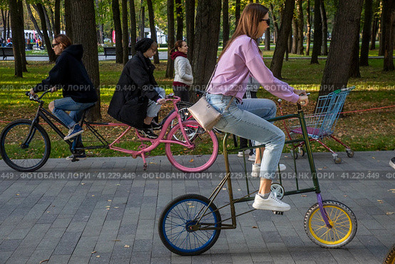 Посетитель в Московского осеннего велофестиваля катаются на велосипедах в парке у Речного вокзала в городе Москве, Россия (2023 год). Редакционное фото, фотограф Николай Винокуров / Фотобанк Лори