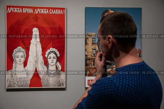 Посетитель в зале выставки "Украина. На переломах эпох", приуроченной к празднованию Дня народного единства, в ЦВЗ "Манеж" города Москвы, Россия (2022 год). Редакционное фото, фотограф Николай Винокуров / Фотобанк Лори