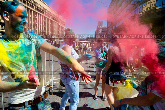 Посетители музыкального фестивале индийских красок ColorFest бросают друг друга сухой краской в Москве на проспекте Сахарова 13 июля 2014. Редакционное фото, фотограф Николай Винокуров / Фотобанк Лори