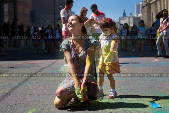 Посетители музыкального фестивале индийских красок ColorFest бросают друг друга сухой краской в Москве на проспекте Сахарова 13 июля 2014. Редакционное фото, фотограф Николай Винокуров / Фотобанк Лори