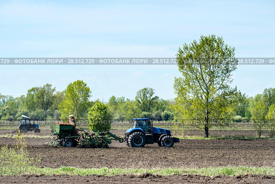 Посевные работы. Стоковое фото, фотограф Игорь Боголюбов / Фотобанк Лори