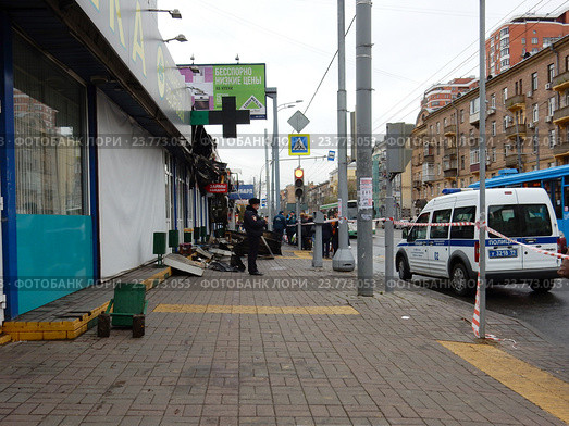 После пожара в торговых киосках. Первомайская улица, 104а. Москва (2016 год). Редакционное фото, фотограф lana1501 / Фотобанк Лори