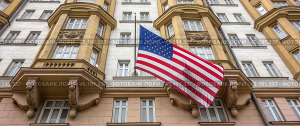 Посольство Соединенных Штатов Америки в Москве, американский флаг на здании посольства/  Embassy of the United States in the Russian Federation. USA symbol American flag waving in Moscow, Russia (2019 год). Редакционное фото, фотограф Iva Noel / Фотобанк Лори