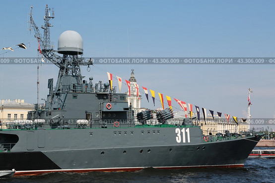 Построение экипажа на Военном корабле в акватории реки Невы. Военно-морской парад в Санкт-Петербурге на день ВМФ. (2014 год). Редакционное фото, фотограф Константин Сергеевич Синявин / Фотобанк Лори