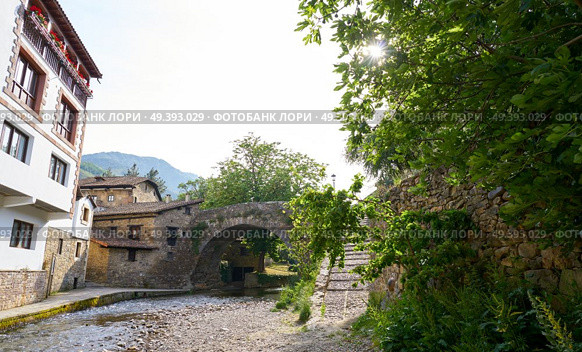 Potes river Quiviesa Deva a Cantabria village of Spain. Стоковое фото, агентство Ingram Publishing / Фотобанк Лори