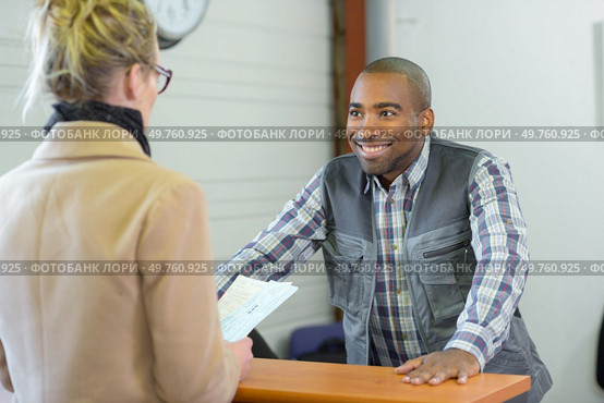 potrait of a customer interaction. Стоковое фото, агентство Ingram Publishing / Фотобанк Лори