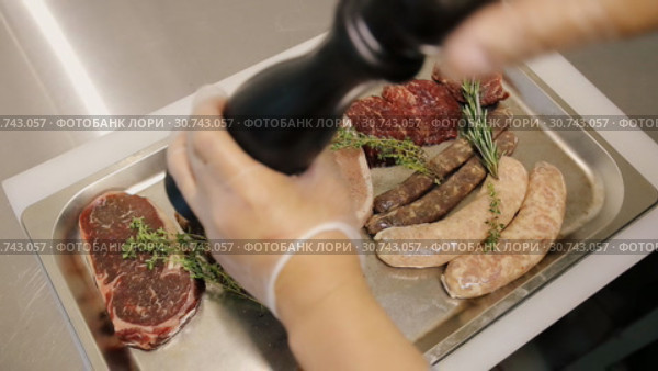 Повар готовит мясо для гриля. Стоковое видео, видеограф Алексей Кокорин / Фотобанк Лори