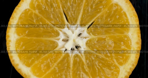 Поворот, крупный план свежей, сочной мякоти мандарина. Фон и текстура мандарина. Вид сверху. Цитрусовый фон. Стоковое видео, видеограф Александр Собко / Фотобанк Лори