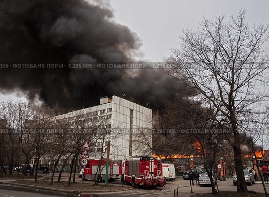 Пожар на улице Коптевская в Москве (2015 год). Редакционное фото, фотограф Александра Васильева / Фотобанк Лори
