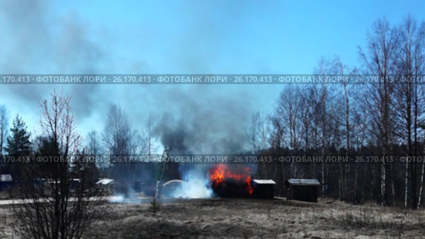Пожарные тушат пожар в пригороде. Стоковое видео, видеограф Sergei Gorin / Фотобанк Лори