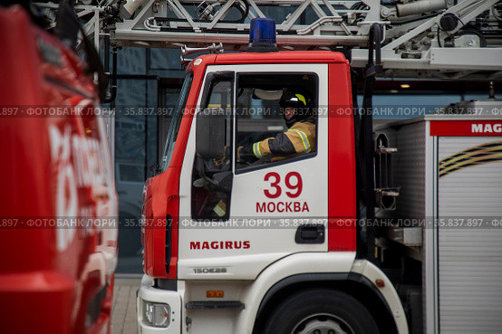 Пожарный расчет выезжает по срочному вызову на тушение пожара в городе Москве, Россия (2021 год). Редакционное фото, фотограф Николай Винокуров / Фотобанк Лори