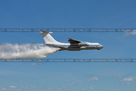 Пожарный самолет выливает воду над местом возгорания. Стоковое фото, фотограф Игорь Долгов / Фотобанк Лори