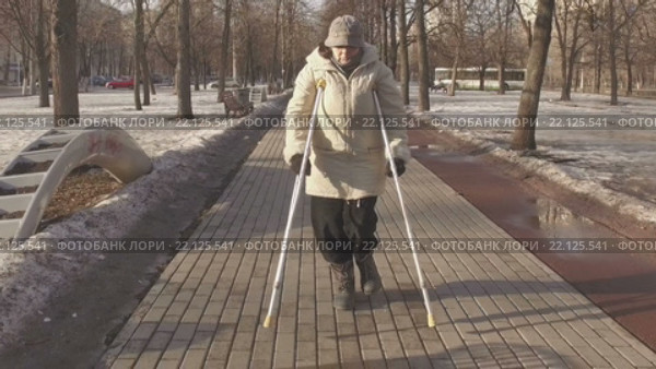 Пожилая женщина на костылях в городском парке. Стоковое видео, видеограф Серёга / Фотобанк Лори