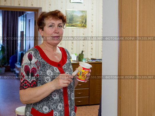 Пожилая женщина подкрашивает дверные проемы (2015 год). Редакционное фото, фотограф Вячеслав Палес / Фотобанк Лори