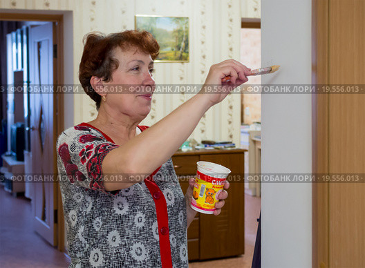 Пожилая женщина подкрашивает дверные проемы (2015 год). Редакционное фото, фотограф Вячеслав Палес / Фотобанк Лори