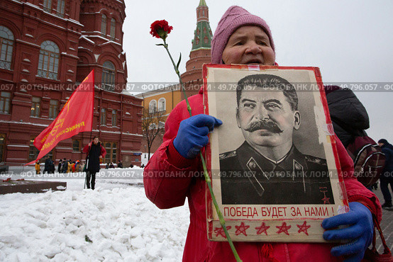 Пожилая женщина с портретом Иосифа Сталина на Манежной площади (2022 год). Редакционное фото, фотограф Дмитрий Киселёв / Фотобанк Лори