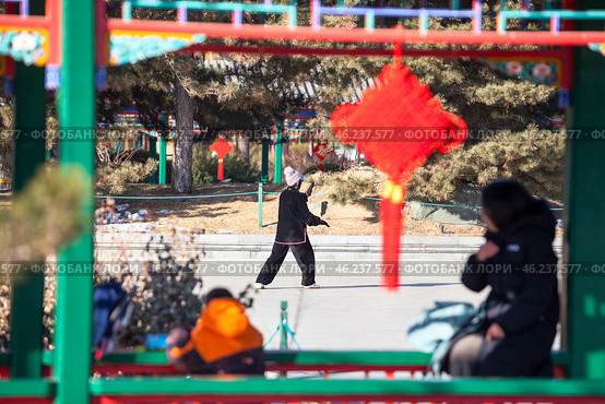 Пожилая женщина занимается гимнастикой в парке. The Palace park in the Forbidden City located in Beijing, China (2024 год). Стоковое фото, фотограф Кекяляйнен Андрей / Фотобанк Лори