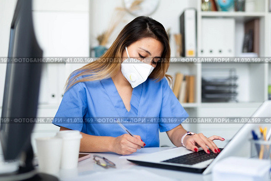 Practicioner peruvian woman in medical mask is working. Стоковое фото, фотограф Яков Филимонов / Фотобанк Лори