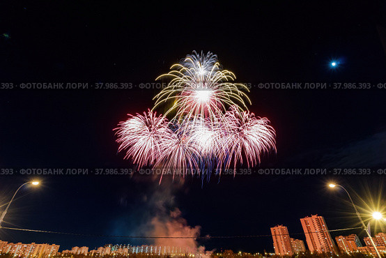 Праздничный салют 9 мая ко Дню Победы в Москве (2022 год). Стоковое фото, фотограф Алексей Чеботарев / Фотобанк Лори
