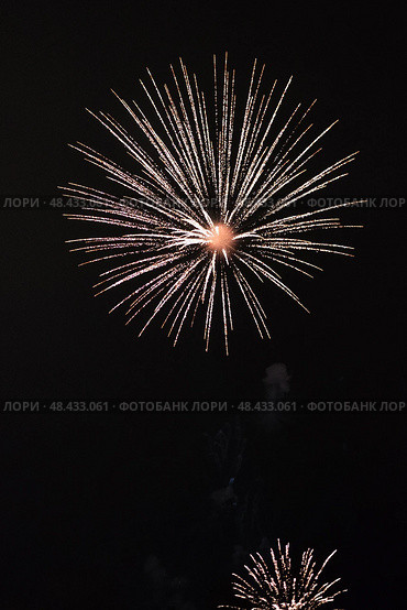 Праздничный салют. Салют в небе. Festive fireworks. Fireworks in the sky. Стоковое фото, фотограф Ольга Митряева / Фотобанк Лори