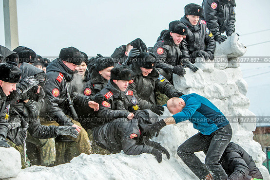 Праздник Масленица, взятие снежного городка. Территория Кафедрального собора в честь Преображения Господня. Город Бердск, Новосибирская область, Западная Сибирь, Россия. Редакционное фото, фотограф Евгений Мухортов / Фотобанк Лори