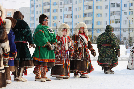 Праздник оленеводов в городе Надым, Ямало-Ненецкий АО. Коренные жители Крайнего Севера демонстрируют свою национальную одежду. (2010 год). Редакционное фото, фотограф Григорий Писоцкий / Фотобанк Лори