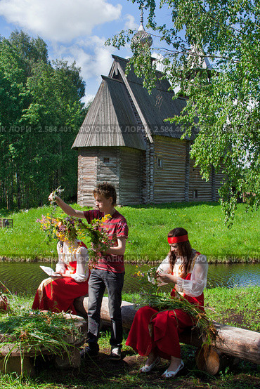 Праздник Троица в русской деревне (2009 год). Редакционное фото, фотограф ElenArt / Фотобанк Лори