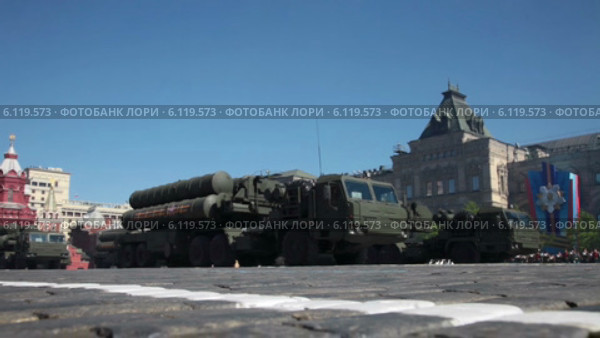 Празднование Дня Победы в Москве. Торжественное прохождение военной техники по Красной площади. Зенитная ракетная система большой и средней дальности С-400 "Триумф" (2014 год). Редакционное видео, видеограф Игорь Долгов / Фотобанк Лори