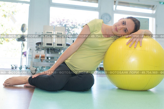 pregnant lady leaning on aerobic ball. Стоковое фото, агентство Ingram Publishing / Фотобанк Лори