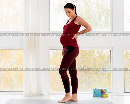 pregnant woman getting ready exercise. Стоковое фото, агентство Ingram Publishing / Фотобанк Лори