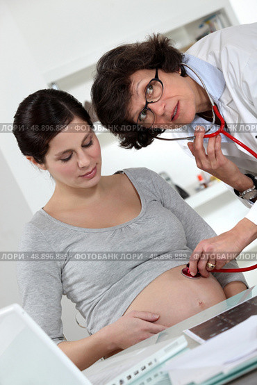 Pregnant woman in doctors appointment. Стоковое фото, агентство Ingram Publishing / Фотобанк Лори