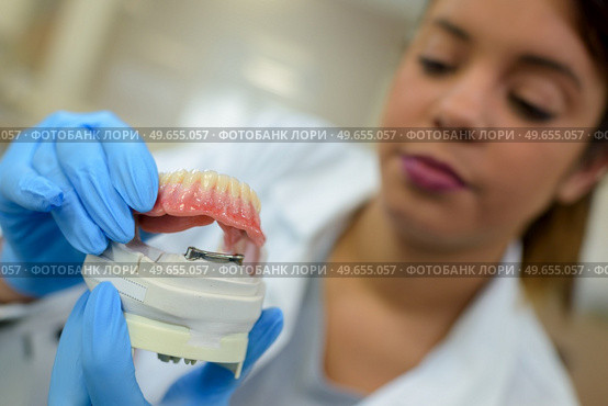 preparing a dental treatment. Стоковое фото, агентство Ingram Publishing / Фотобанк Лори