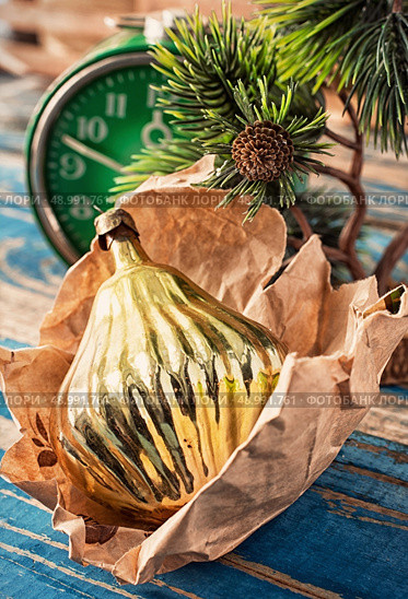 preparing decorations for new year holidays. Стоковое фото, агентство Ingram Publishing / Фотобанк Лори