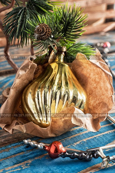 preparing decorations for new year holidays. Стоковое фото, агентство Ingram Publishing / Фотобанк Лори