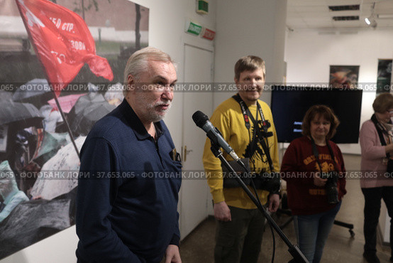 Преподаватель факультета журналистики МГУ Д.Д. Линников на открытии выставки "Бессмертный полк" в Балашихинской картинной галерее (2022 год). Редакционное фото, фотограф Дмитрий Неумоин / Фотобанк Лори
