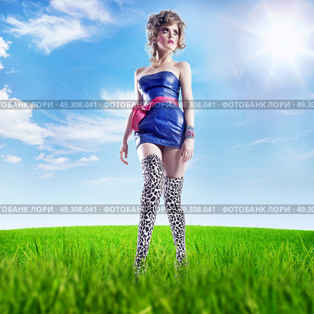 Pretty blond woman walking on the summer meadow. Стоковое фото, агентство Ingram Publishing / Фотобанк Лори